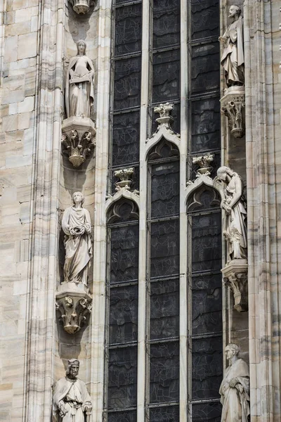 6 HAZİRAN 2018, MİLAN, İTALYA: Milano Katedrali 'ni süsleyen azizlerin ve şehitlerin heykelleri (Duomo di Milano) yakın planda çekilir. 