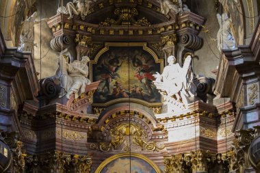 Vienna, Avusturya - 24 Ağustos 2017: iç St. Peter Kilisesi Roma Katolik Boraco tarzında dar görüşlü olduğunu. 