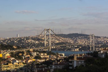 İstanbul, Türkiye - 10 Eylül 2015: Kanal yamaçlarındaki Altın Boynuz manzarası 