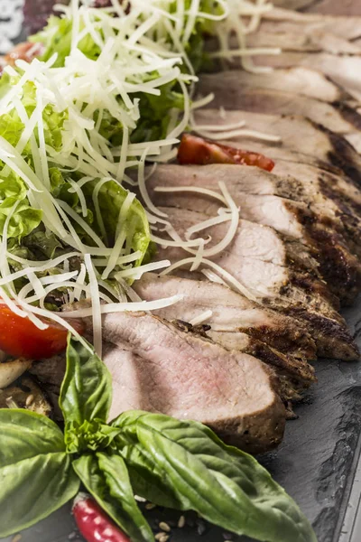 Bife Com Legumes Grelhados Queijo Uma Pedra Vulcânica Tiro Perto — Fotografia de Stock