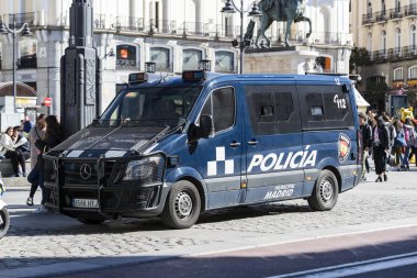 Madrid, İspanya - 27 Mart 2018: Polis şehrin sokaklarında düzeni izliyor 