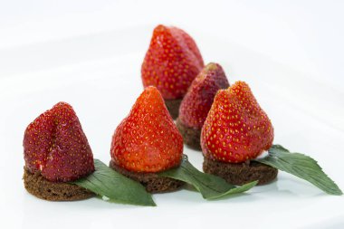 Açık büfe için mini atıştırmalıklar ve beyaz arka planda plastik bir kasede ziyafet..