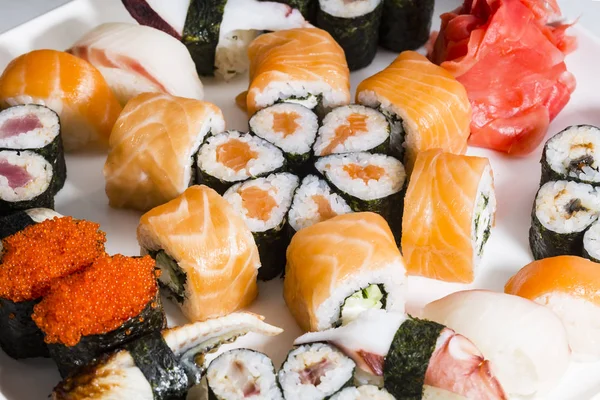 Sushi Com Frutos Mar Legumes Fundo Branco Restaurante — Fotografia de Stock