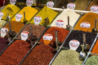İstanbul, Türkiye - 6 Nisan 2016. Egzotik baharatlar. İstanbul 'daki Mısır pazarının raflarında Doğu tatlıları.
