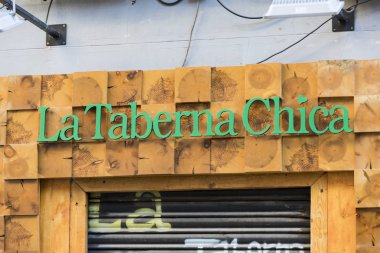 Madrid, İspanya - 26 Mart 2018: İspanya 'nın eski Madrid şehrinin sokaklarında eski taverna tabelası.