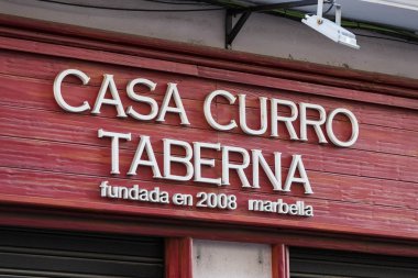 Madrid, İspanya - 26 Mart 2018: İspanya 'nın eski Madrid şehrinin sokaklarında eski taverna tabelası.