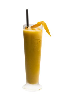 Beyaz arka planda cam bardakta buzlu alkollü kokteyller..