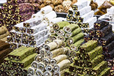 Arkaplan tatlıları baklava Türkçesi doğu pazarında fındık yiyor.