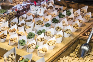 Madrid, İspanya - 26 Mart, 2018: San Miguel sayaçları popüler İspanyol yemeği ile turistik şehir pazarının 's. 