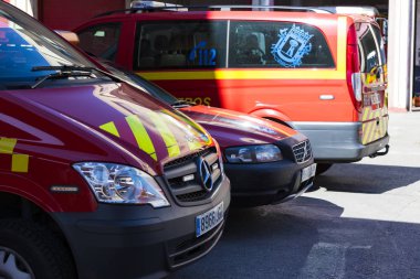 Madrid, İspanya - 26 Mart, 2018: garaj arabalar ve şehir itfaiye ekipmanları. 