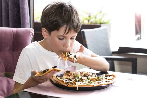 Мальчик Ест Пиццу Итальянском Ресторане — стоковое фото