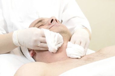 adam maske kozmetik prosedür spa salonda 