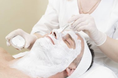 adam maske kozmetik prosedür spa salonda 