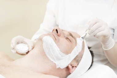 adam maske kozmetik prosedür spa salonda 