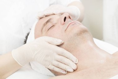 adam maske kozmetik prosedür spa salonda 