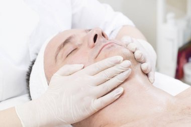 adam maske kozmetik prosedür spa salonda 