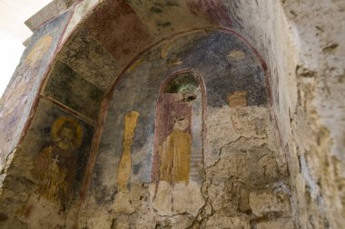 Mezar antik mimari unsurların St. Petersburg Nicholas Kilisesi yer.