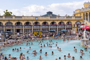 Budapeşte, Macaristan - 21 Ağustos 2017: Avrupa'nın en büyük tıbbi banyo en eski Szechenyi şifalı banyo olduğunu. 