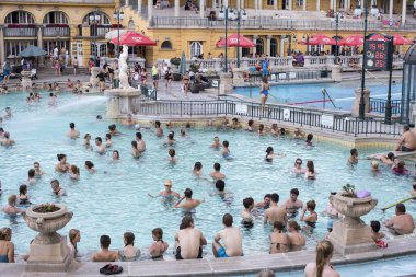 Budapeşte, Macaristan - 21 Ağustos 2017: Avrupa'nın en büyük tıbbi banyo en eski Szechenyi şifalı banyo olduğunu. 