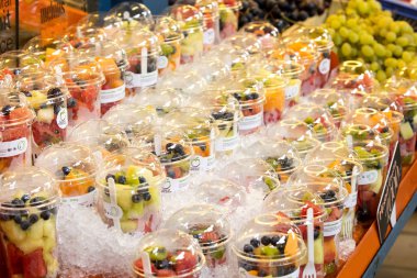 Budapeşte, Macaristan - 21 Ağustos 2017: Budapeşte, sosis, kırmızı biber Hediyelik eşya alımı için turist ziyaret yeri büyük Merkezi Pazar. 