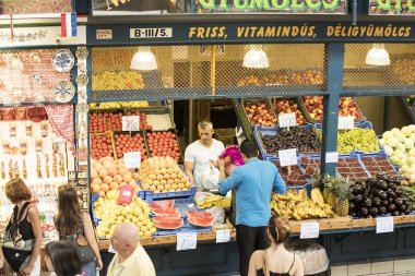 Budapeşte, Macaristan - 21 Ağustos 2017: Budapeşte, sosis, kırmızı biber Hediyelik eşya alımı için turist ziyaret yeri büyük Merkezi Pazar. 