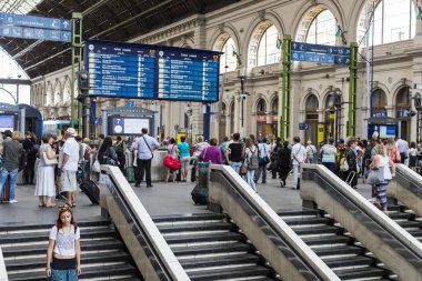 Budapeşte, Macaristan - 21 Ağustos 2017: Budapeşte 'deki eski Keleti Tren İstasyonu' nun iç unsurları.