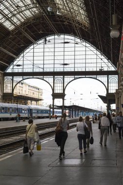 Budapeşte, Macaristan - 21 Ağustos 2017: Budapeşte 'deki eski Keleti Tren İstasyonu' nun iç unsurları.