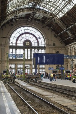 Budapeşte, Macaristan - 21 Ağustos 2017: Budapeşte 'deki eski Keleti Tren İstasyonu' nun iç unsurları.