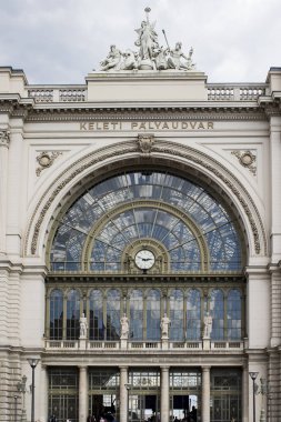 Budapeşte, Macaristan - 21 Ağustos 2017: Budapeşte 'deki eski Keleti Tren İstasyonu' nun iç unsurları.