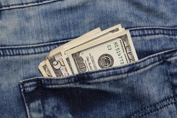 背景美元从牛仔裤的后兜里伸出来拍摄特写 — 图库照片