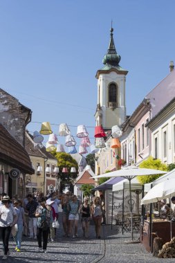Budapeşte, Macaristan. 23 Haziran, 2017: dükkan ve restoranlar ile Szentendre turistik şehir sokaklarında. 