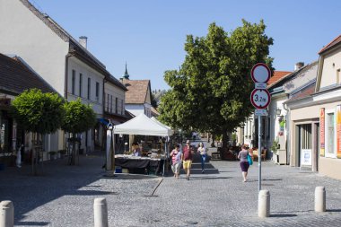 Budapeşte, Macaristan. 23 Haziran, 2017: dükkan ve restoranlar ile Szentendre turistik şehir sokaklarında. 