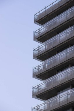 Çok katlı bir binanın penceresinin arka planı yakın çekimle çekilir.