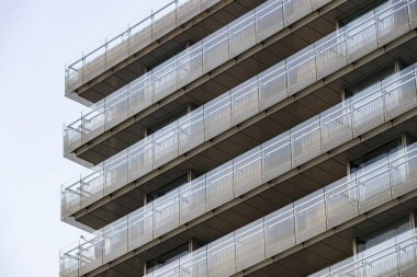 Çok katlı bir binanın penceresinin arka planı yakın çekimle çekilir.