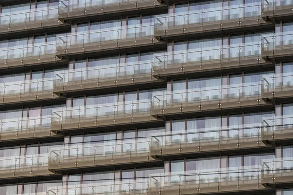 Der Hintergrund Des Fensters Eines Mehrstöckigen Gebäudes Ist Großaufnahme Aufgenommen — Stockfoto