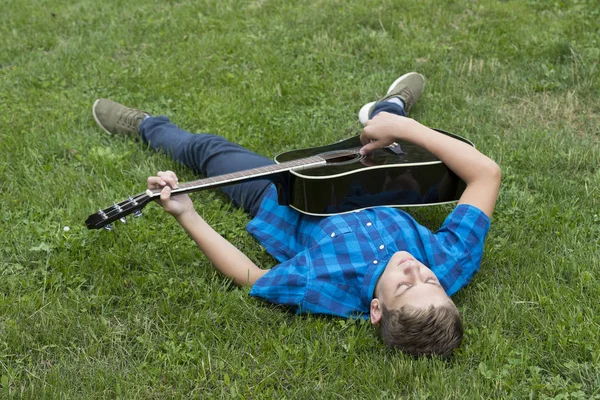 Portrait Young Guy Acoustic Guitar Nature Resting — Stock Photo, Image