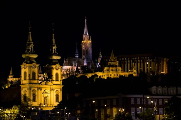 ハンガリー ブダペスト2017年6月23日 ドナウ川からのブダペストの夜の街の建築要素 — ストック写真