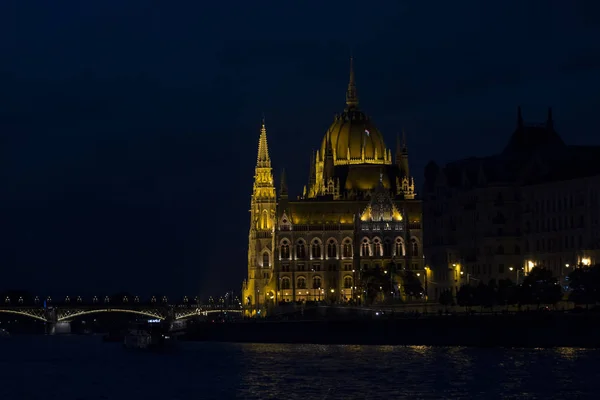 ハンガリー ブダペスト2017年6月23日 ドナウ川からのブダペストの夜の街の建築要素 — ストック写真