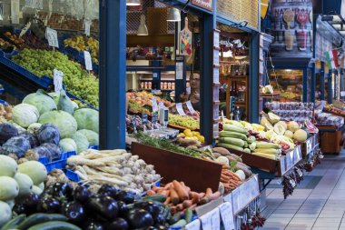 Budapeşte, Macaristan - 17 Temmuz 2017: Budapeşte 'nin büyük merkezi pazarı, turistlerin bir biber dolusu biber almak için uğradıkları bir yer.. 