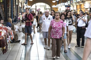 Budapeşte, Macaristan - 17 Temmuz 2017: Budapeşte 'nin büyük merkezi pazarı, turistlerin bir biber dolusu biber almak için uğradıkları bir yer.. 