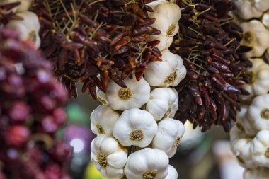 Budapeşte, Macaristan - 17 Temmuz 2017: Budapeşte 'nin büyük merkezi pazarı, turistlerin bir biber dolusu biber almak için uğradıkları bir yer.. 
