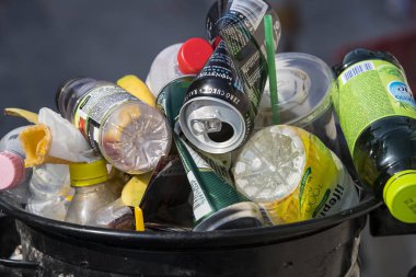 Budapeşte, Macaristan - 19 Ağustos 2017: Street çöp kutuları çöp kutuları üst kadar taramalar plastik şişe ile dolu. 