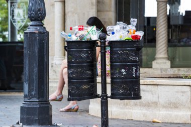 Budapeşte, Macaristan - 19 Ağustos 2017: Street çöp kutuları çöp kutuları üst kadar taramalar plastik şişe ile dolu. 