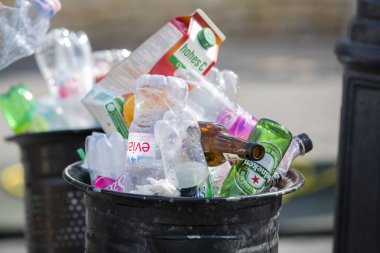 Budapeşte, Macaristan - 19 Ağustos 2017: Street çöp kutuları çöp kutuları üst kadar taramalar plastik şişe ile dolu. 
