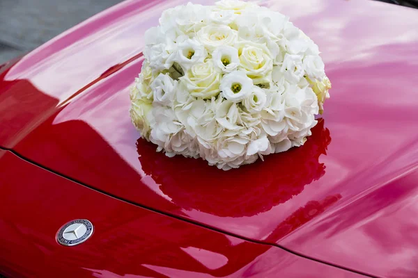 Budapest Hongrie Août 2017 Bouquet Mariage Sur Fond Emblème Voiture — Photo