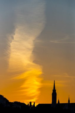 Tuna Nehri kıyısında Budapeşte 'de gün batımı.