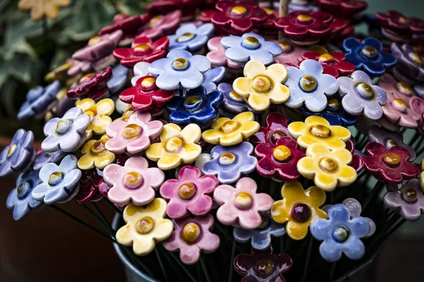 Bahçeleri Saksı Süslemeleri Geleneksel Macar Seramik Çiçekler — Stok fotoğraf