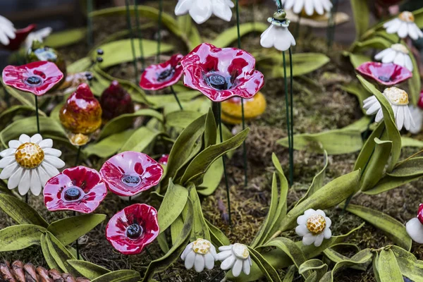 Traditionele Hongaarse Keramische Bloemen Aan Binnenkant Van Tuinen Bloempotten Decoreren — Stockfoto