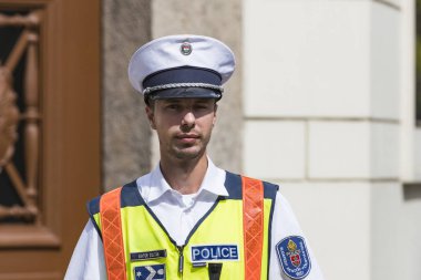 Budapeşte, Macaristan - 19 Ağustos 2017: Budapeşte sokaklarında bir çift polis devriyesi.