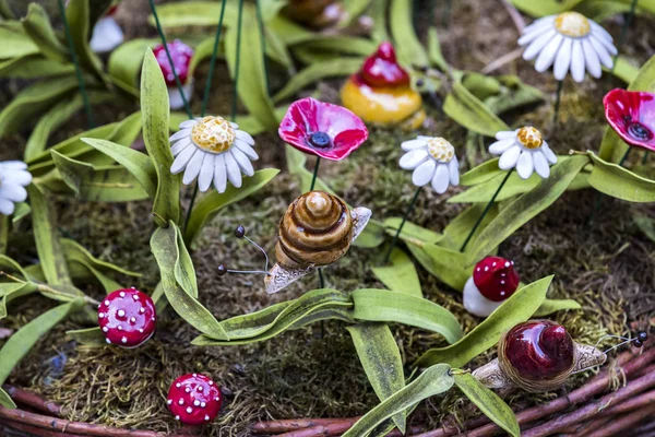 庭と植木鉢のインテリアを飾るために 伝統的なハンガリー セラミック花 — ストック写真